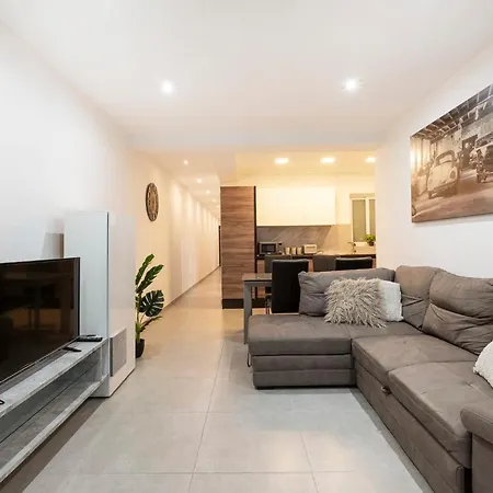 Golden Flat In San Pawl-Hosted By Sweetstay-3