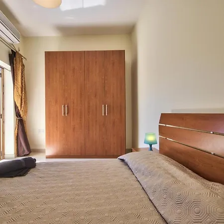 Emerald Court Apartments & Penthouse With Heated Jacuzzi-3