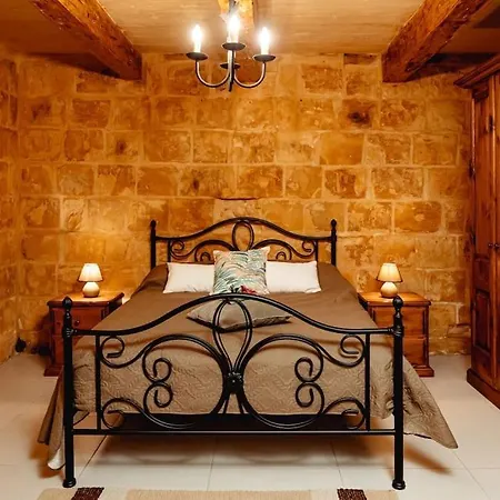 Enchanting 2Bdr Townhouse In Valletta Centre!-3