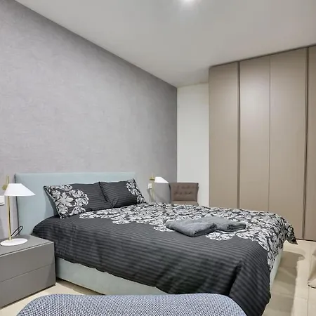 Luxury & Beach 2 Min Away-3