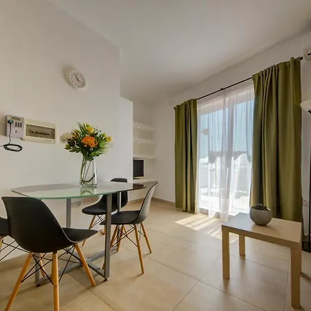 St Pauls'S Bay 2 Bedroom Apartments & Penthouse Close To Promenade-2