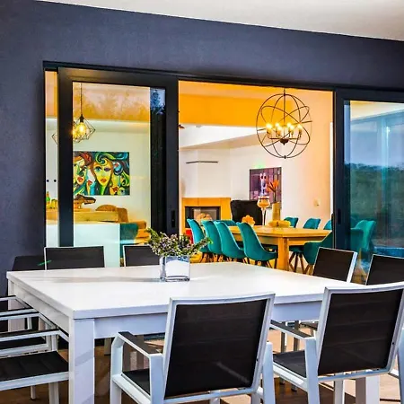 Decor Creates A Stylish But Relaxing Almosphere-2