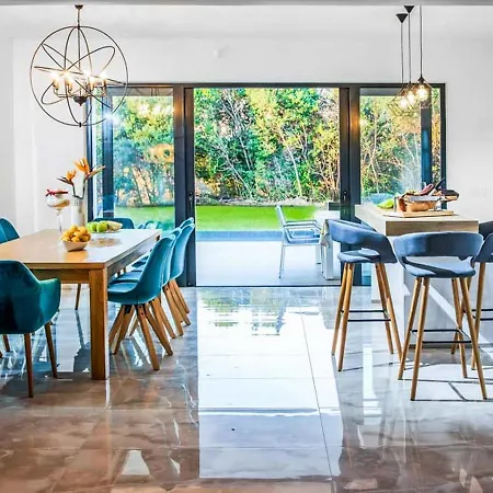 Decor Creates A Stylish But Relaxing Almosphere-3