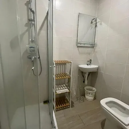 City Center Properties - Modern & Bright Room With Ac And Ensuite Bathroom - Room 2-2