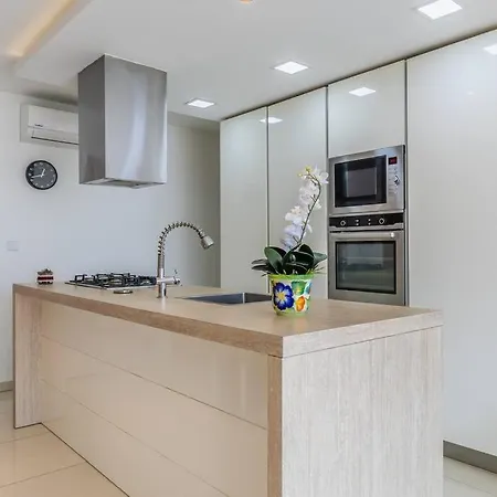 Unique Penthouse With Private Pool & Sea View-3