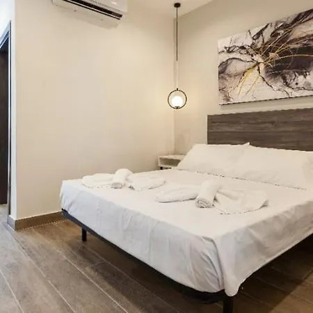 Well Located Studio 12 With Kitchen And Backyard-3