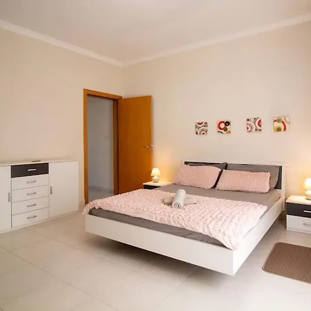 Modern Apt In The Heart Of Maltese Nightlife-3