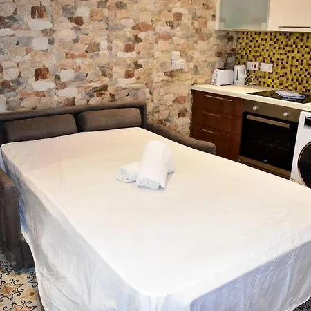 City Centre Pied-A-Terre Near Food Market And Walking Distance To Bus Terminus-3