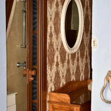 City Centre Pied-A-Terre Near Food Market And Walking Distance To Bus Terminus-2