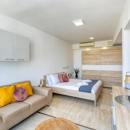 Penthouse Studio, With With Private Balcony & Wifi By 360 Estates-3
