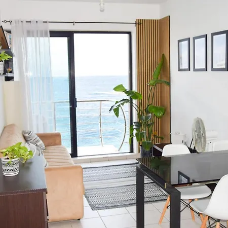 F8 1 Seaview Room, Living And Bathroom Shared , Stjulians-2
