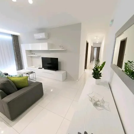 Orion Court 4C Stunning And Luxurious 3 Bedroom Apartment-3