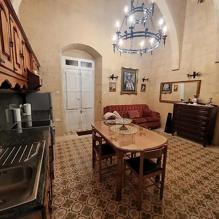 Cozy Corner House In Valletta - Authentic!-2