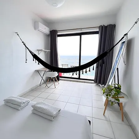 F8 1 Seaview Room, Living And Bathroom Shared , Stjulians-3