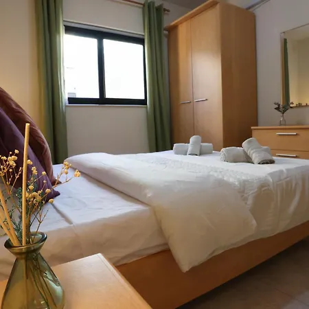 Mayfair Cosy 2Br Apartment-3