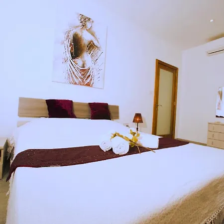 Bugibba Deluxe Penthouse With Terrace & Communal Swimming Pool-3