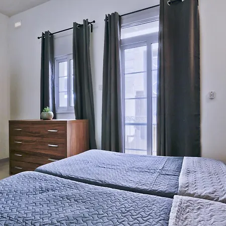 Exquisite 3-Bedroom Duplex Penthouse With Jacuzzi In Valletta Centre-3