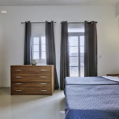 Exquisite 3-Bedroom Duplex Penthouse With Jacuzzi In Valletta Centre-2