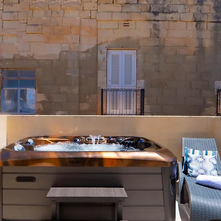 Exquisite 3-Bedroom Duplex Penthouse With Jacuzzi In Valletta Centre-2