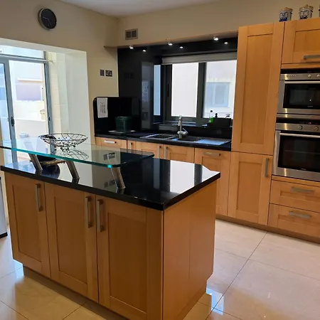 Seaview Family Apartment, Pool, Easy Access To The Sea, Near Mellieha Bay-3