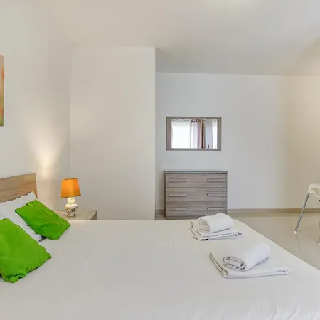 Seacrest - Large 3 Bedroom Apartment-3