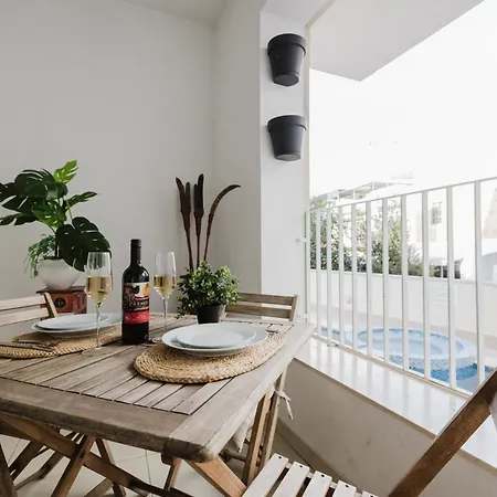 Family Duplex Apartment W Shared Pool By Homely-3