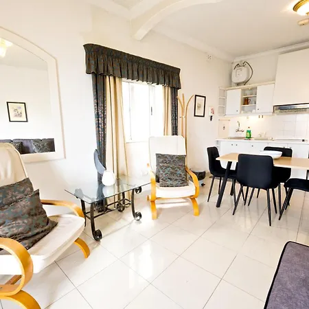 Vic- Seafront Apartment-2