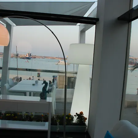 Water'S Edge Hotel-3