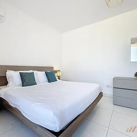 Stylish Seaview Retreat In St Pauls Bay-3