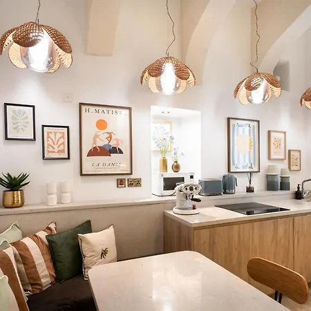 Stylish & Traditional 1 Bedroom Apartment Ddem1-1-3