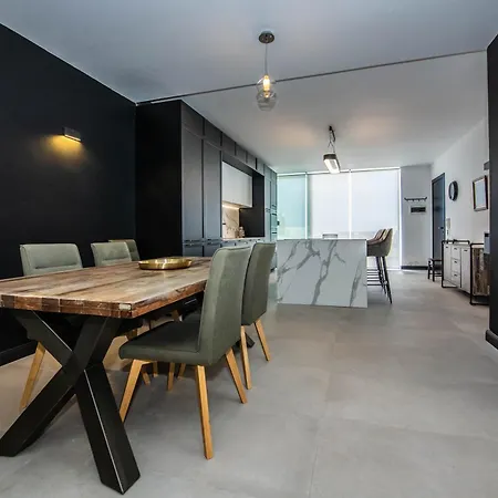 Jaysky Penthouse On Etna Street-2