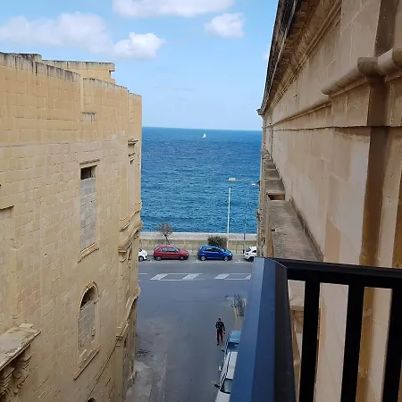 Central Valletta 2Br - 2 Bathrooms - Sleeps 6-3