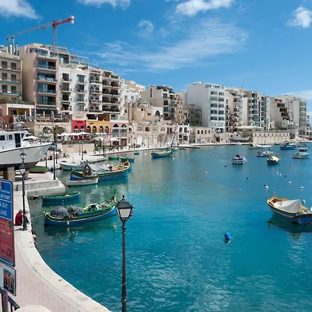 Stylish 2 Bedroom Apartment In An Amazing Location-3