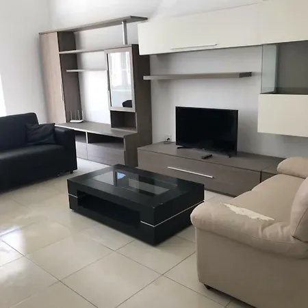 Don Mikiel Rua Apartment 2-2