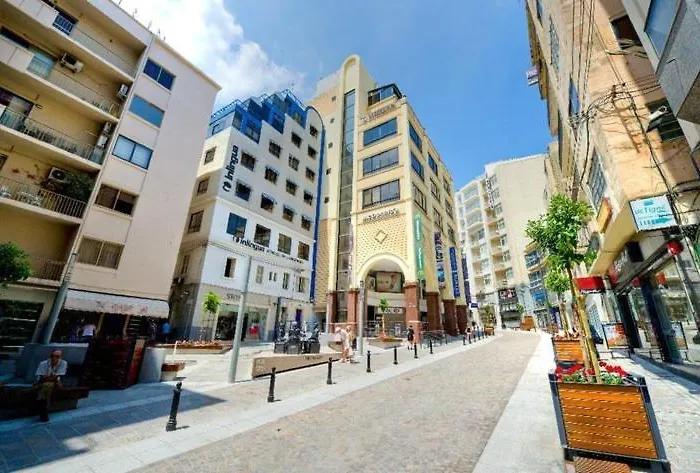 Spacious Apartment Steps To The Promenade Sliema che accetta animali