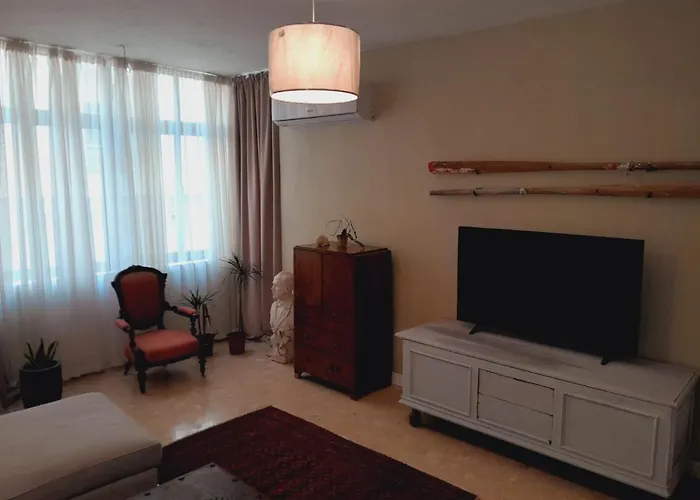 Haustierfreundliches Lovely Two Bedroom Apartment Seconds From The Sea! Sliema