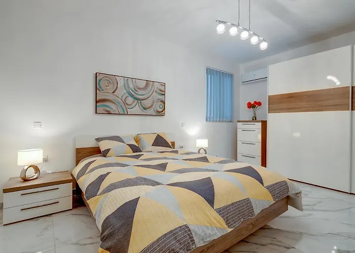 Cosy Apartment Steps To St George'S Bay San Giuliano che accetta animali