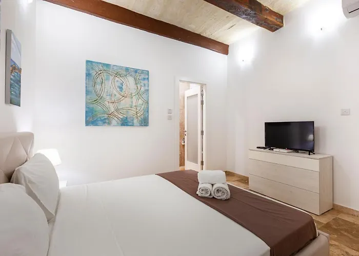 Designer Home With Comfy Sofa In Central Valletta By 360 Estates admite animales