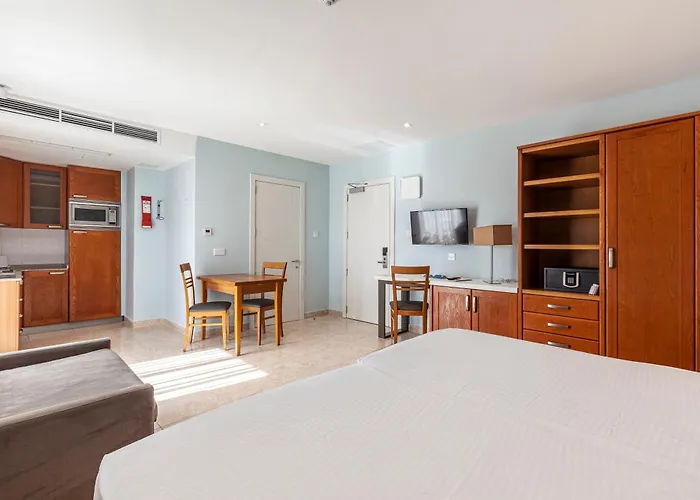 Hotel con piscina a Mellieħa