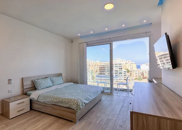 Huisdiervriedelijke Seafront Penthouse Triplex- Roof Terrace & Hot Tub Appartement San Ġiljan