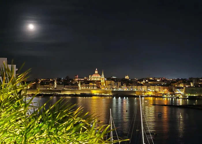 Boutique Unique Seafront Triplex Penthouse With Panoramic Bedroom & Rooftop Jacuzzi Overlooking Valletta Sliema