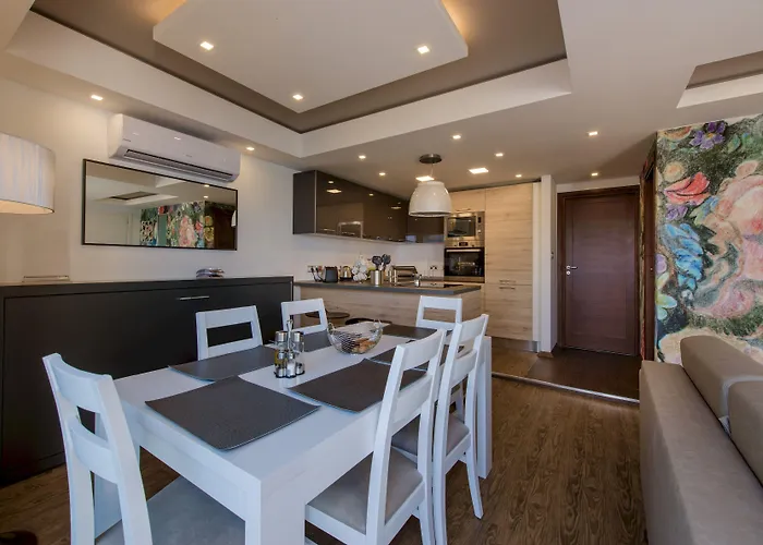Stylish Seaview Apartment In A Prime Location Sliema admite animales