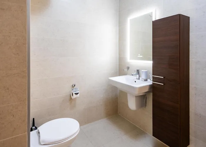 Luxury Apt W/ Side Seaviews And Pool, Top Location Sliema
