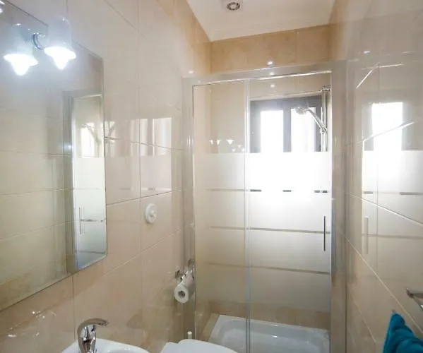Huisdiervriedelijke Sliema duplex 1 bedroom apartment with 2 bathrooms- Sleep 4